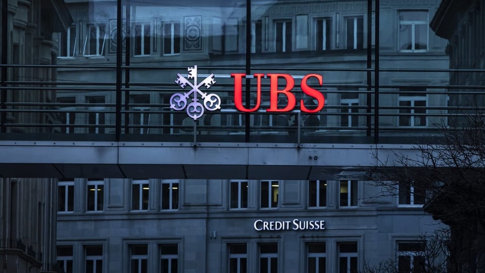 UBS-Logo vor CS-Logo in Zürich