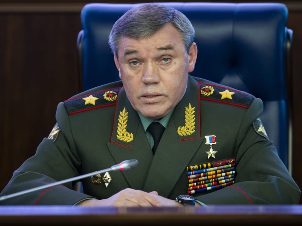 Der Generalstabschef der russischen Armee Waleri Gerassimow spricht während einer Sitzung in ein ein Mikrofon.