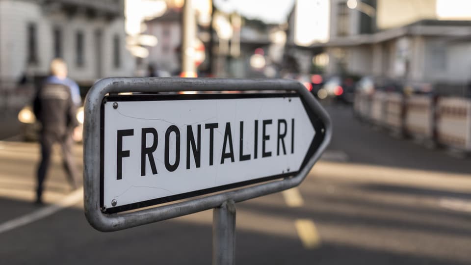 Schild mit Aufschrift «Frontalieri».