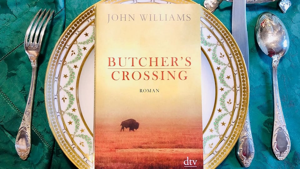 Der Roman «Butcher's Crossing» von John Williams liegt auf einem goldenen Teller. 