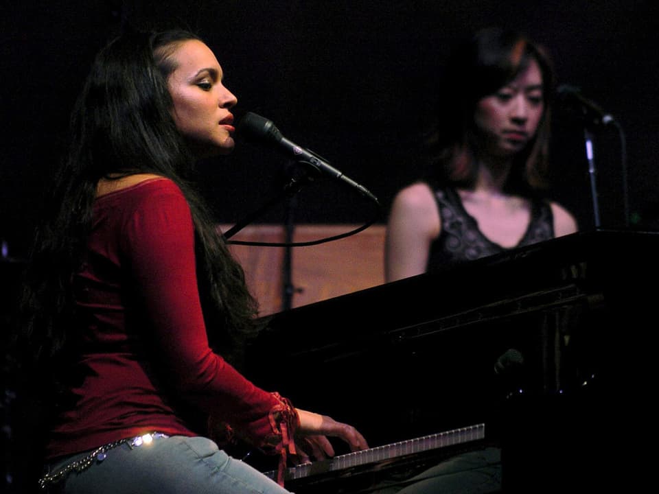 Norah Jones am Klavier.