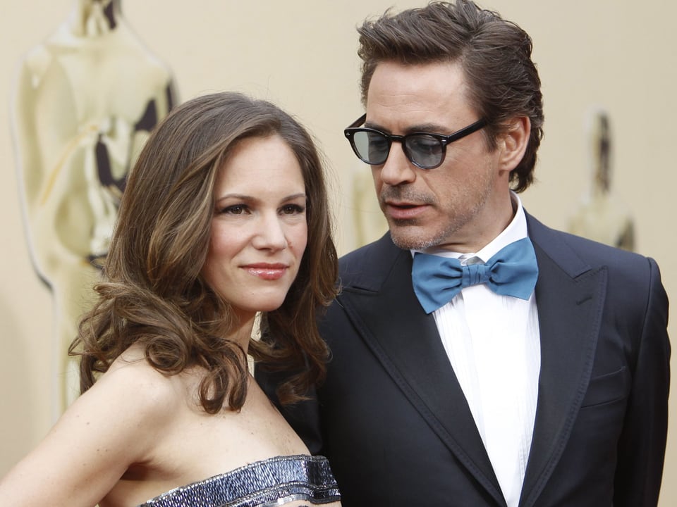 Robert Downey Jr. blickt auf seine Frau an der Oscarverleihung. 