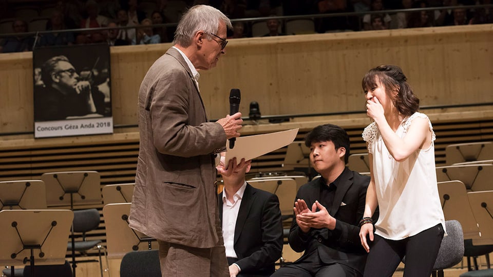 Claire Huangci erhält von Dirigent Christian Zacharias ihre Auszeichnung.