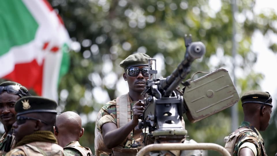 Ein regierungstreuer Soldat besetzt eine Waffe in Burundis Hauptstadt.