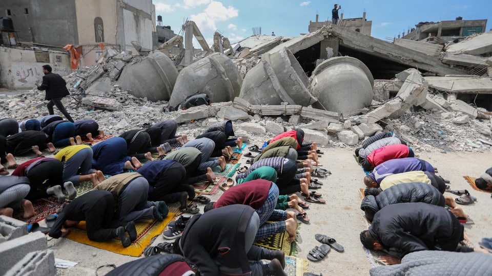 Betende vor zerstörter Moschee in Rafah. 