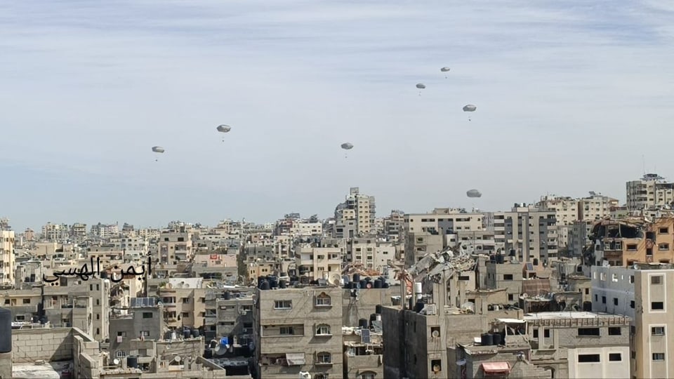 Fallschirme fliegen in der Luft über Gaza.