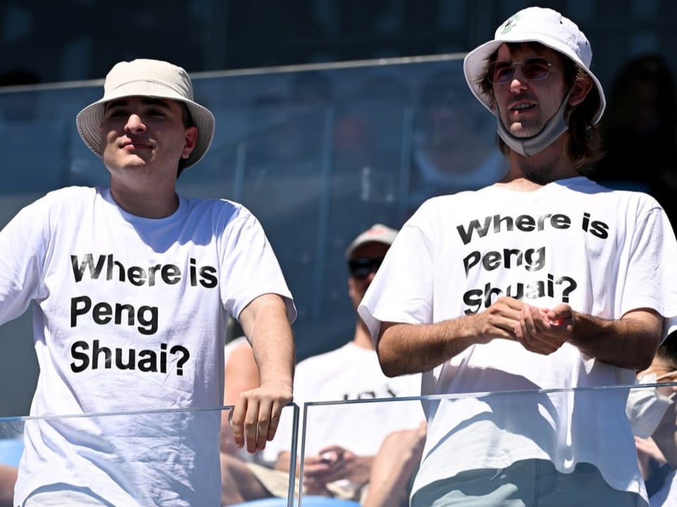 Tennis-Fans mit einem «Wo ist Peng Shuai?»-Shirt