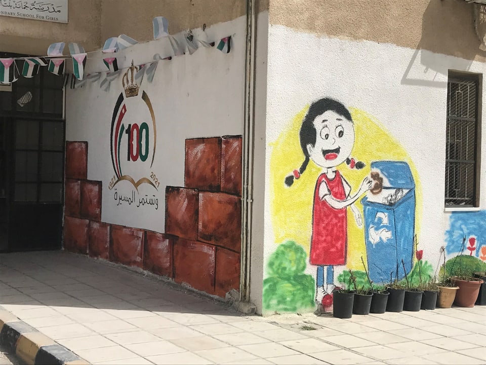 Wandmalereien: Eingang zu einer sanierten Mädchenschule in Russaifah
