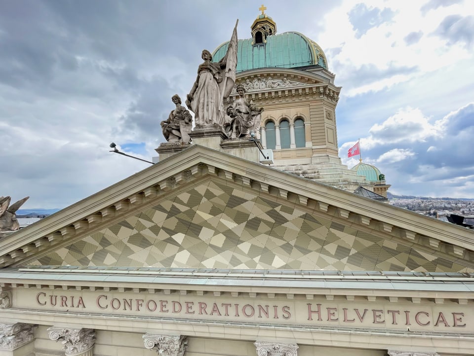 Visualisierung: Sansteinfarbenes Mosaik aus Dreiecken an der Fassade des Bundeshauses.