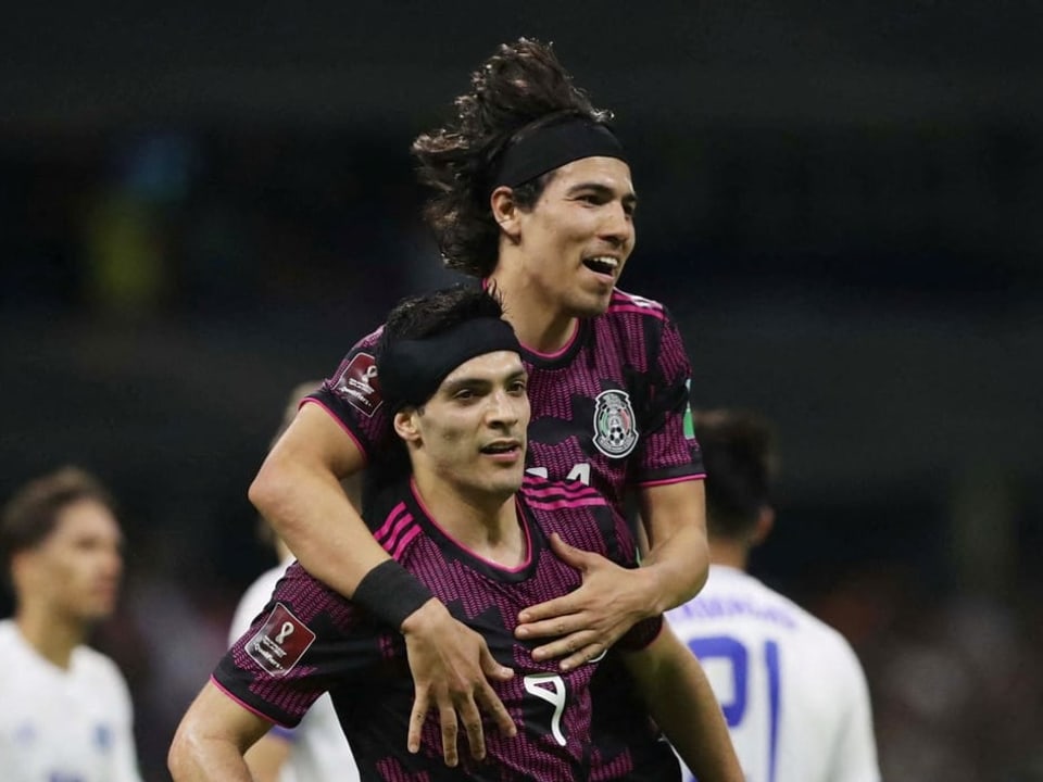 Grosser Jubel bei Mexiko Raul Jimenez feiert mit Erick Gutierrez seinen zweiten Treffer.