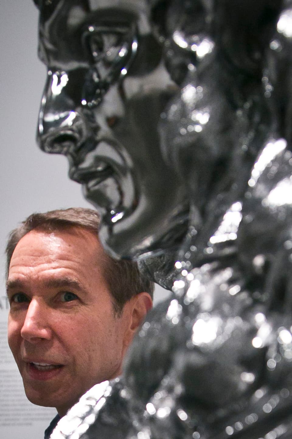 Jeff Koons neben seiner Skulptur «Louis XIV»