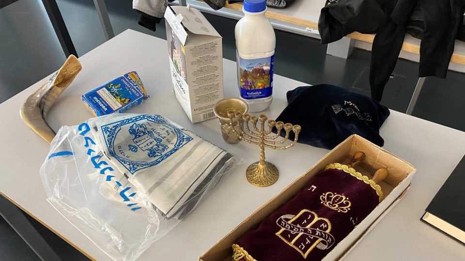 Verschiedene Gegenstände, die mit dem Judentum zu tun haben, auf einem Tisch