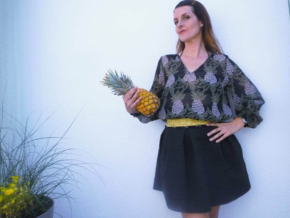 Ursula Schubiger mit einer Ananasprint-Bluse 