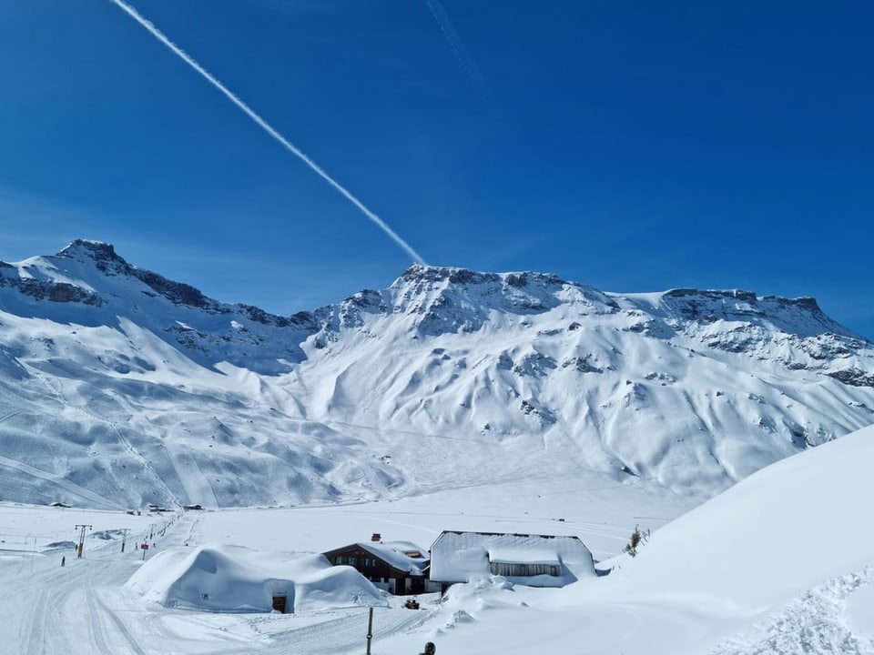 Adelboden Verschneite Berge und blauer Himmel.