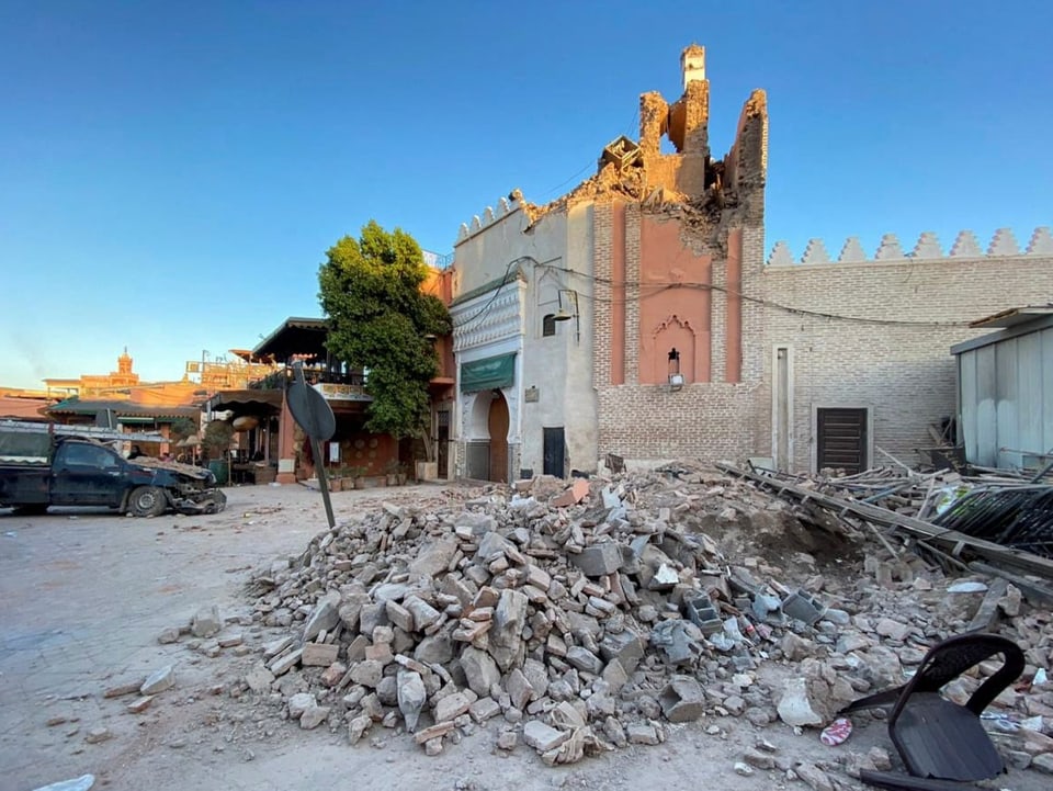 Eine Moschee in Marrakesch wurde beim Erdbeben zerstört, Trümmerteile liegen herum.