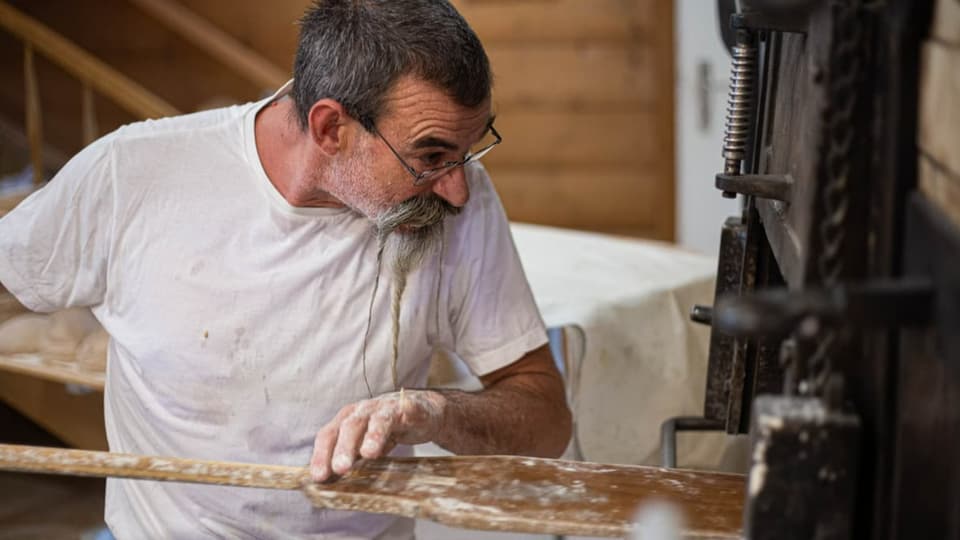 Werner Kast backt seine bis zu 500 Brote am Tag im Holzofen.