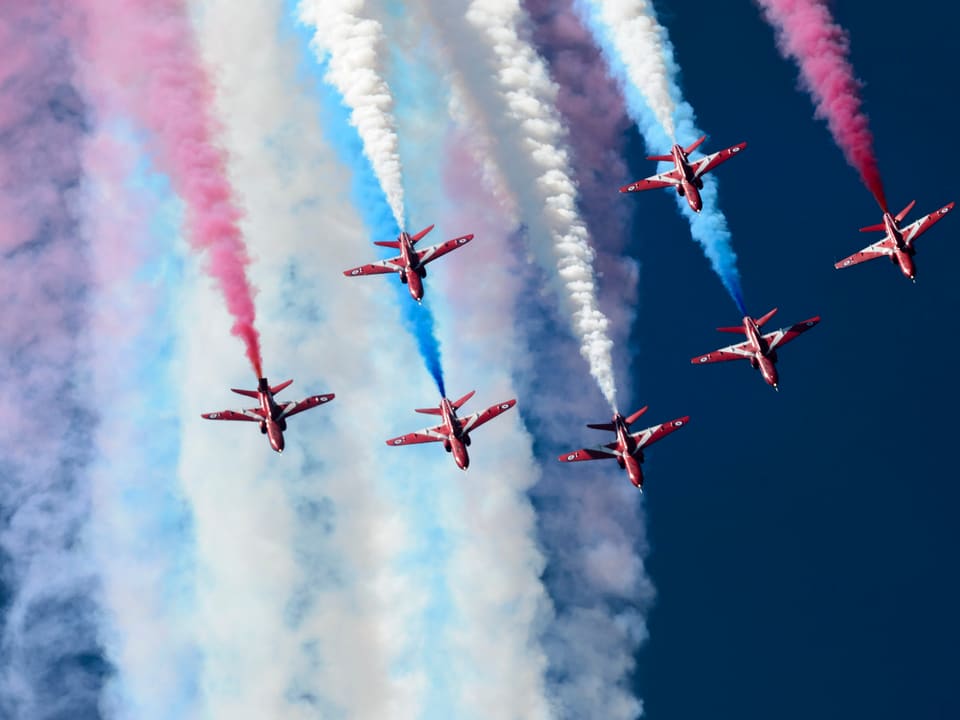 Das Kunstflugteam Red Arrows der britischen Luftwaffe Royal Air Force zeigt sein Können.