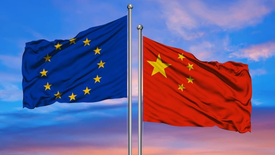 Die EU- Flagge und die chinesische Flagge