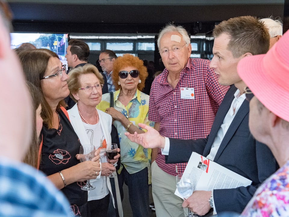 Jonas Projer im Gespräch mit den Gästen.