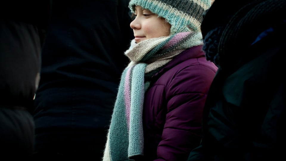 Aufnahme von Greta Thunberg mit Schal und Mütze.