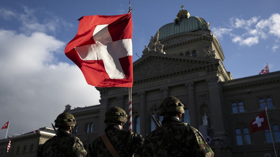 Soldaten mit Schweizer Flagge