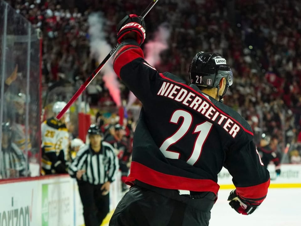 Den Deckel drauf gemacht Nino Niederreiter dreht nach seinem Tor zum 5:2 jubelnd ab.