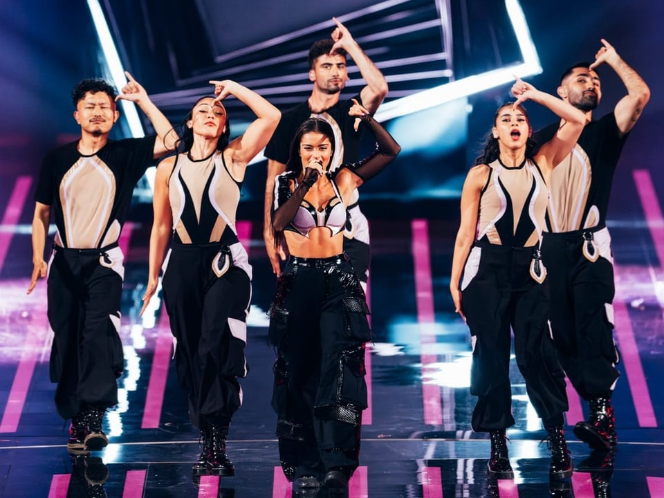 Die israelische Sängerin performt umringt von Tänzerinnen und Tänzern im ESC-Finale