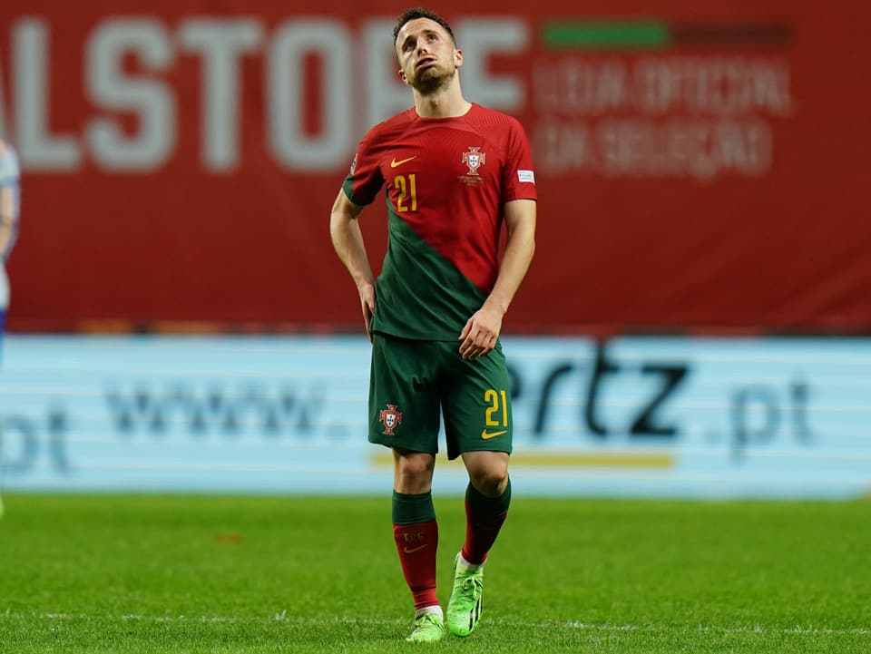 Diogo Jota schaut enttäuscht im Dress von Portugals Nationalmannschaft.