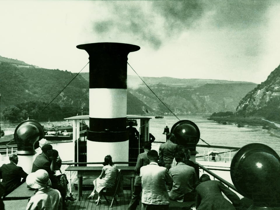 Ein Bild von 1931 zeigt ein grosses Passagierschiff auf dem Rhein.