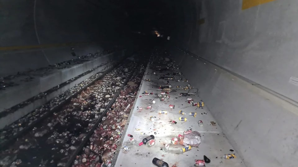 Blick auf Gleise im Tunnel, die von Abfall übersät sind; darunter Büchsen und Pet-Flaschen