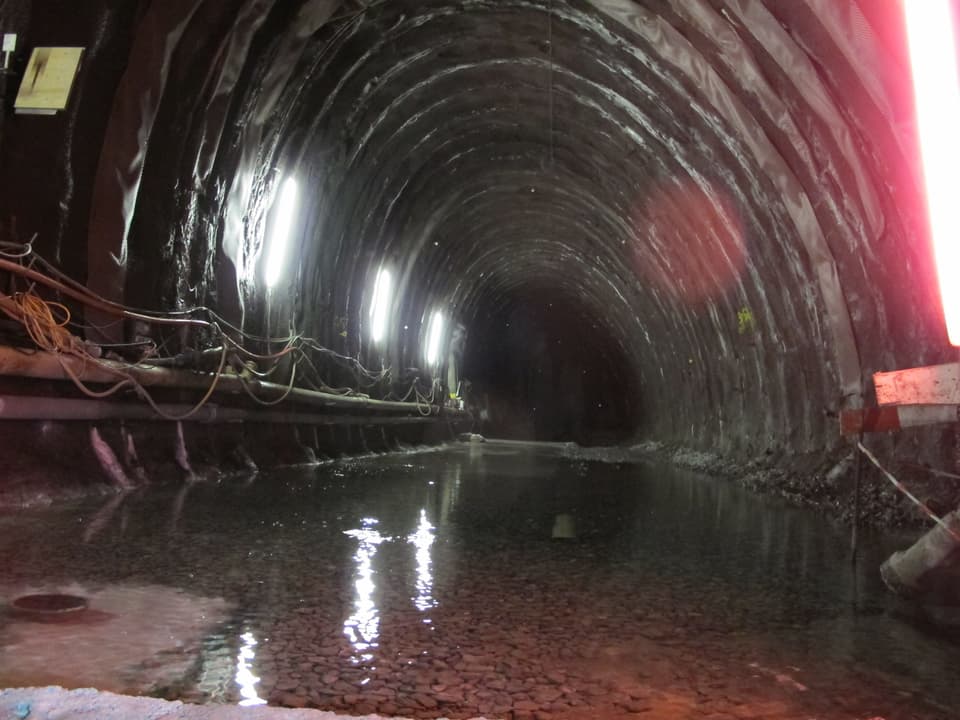 Wasserlache im Innern des Tunnels