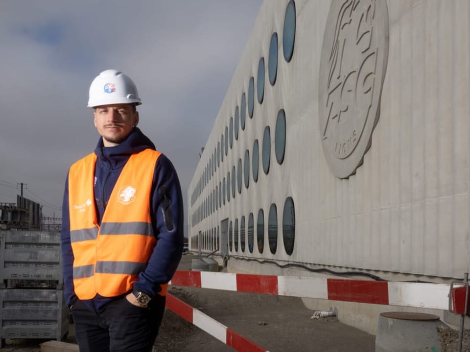 Sven Andrighetto posiert vor der Stadionbaustelle.