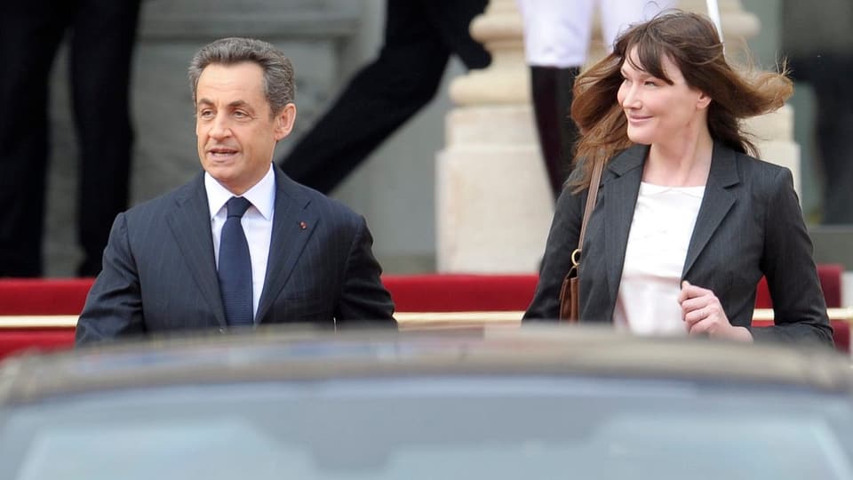 Nicolas Sarkozy und Carla Bruni-Sarkozy verlassen den Elysée-Palast.