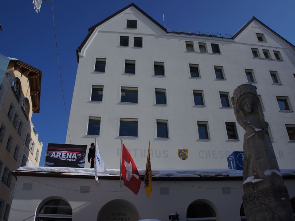 Bevor es losgehen kann, wird das Logo der «Arena vor Ort» auf dem Dach des Rathauses befestigt.