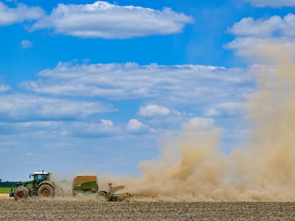 Ein Traktor auf einem ausgetrockneten Feld