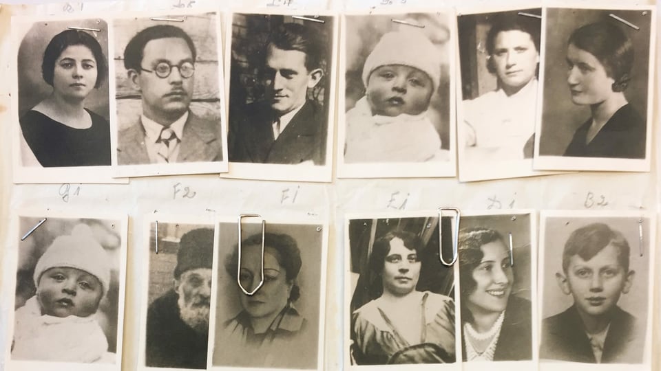 12 alte Schwarzweiss-Passfotos von Frauen, Männern und Kindern nebeneinander.