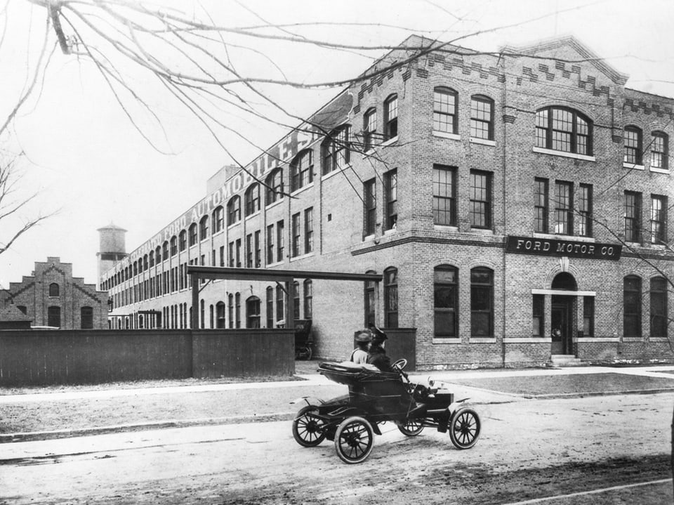 Ford-Fabrik in Detroit im Jahr 1904. (Schwarz-Weiss)