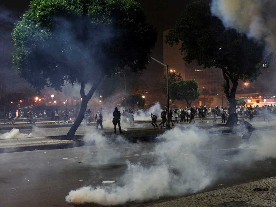 Tränengas vernebelt eine Strasse in Rio