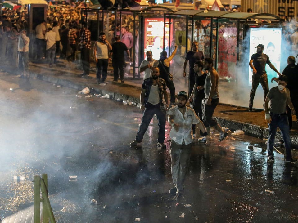 Türken demonstrieren gegen Israels Bodenoffensive in Gaza. 