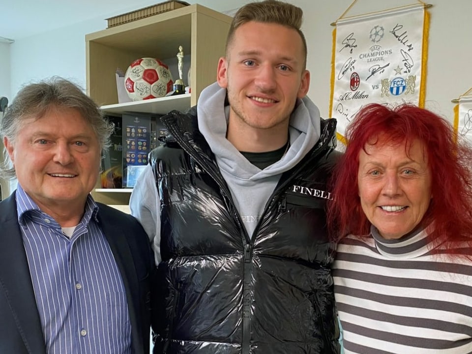 Bogdan Vjunnik posiert mit Ancillo und Heliane Canepa.