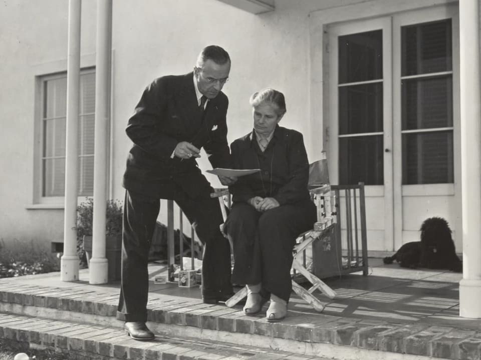 Historical photo: Thomas Mann and Katia Mann in front of their home in the USA.