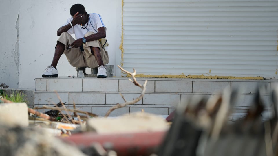Ein verzweifelter Bewohner der Insel Saint-Martin vor seinem zerstörten Haus.
