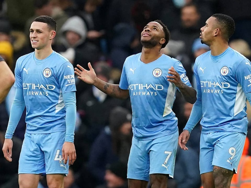 Die Erlösung für ManCity Raheem Sterling (Mitte) nach seinem Penalty zum 1:0.
