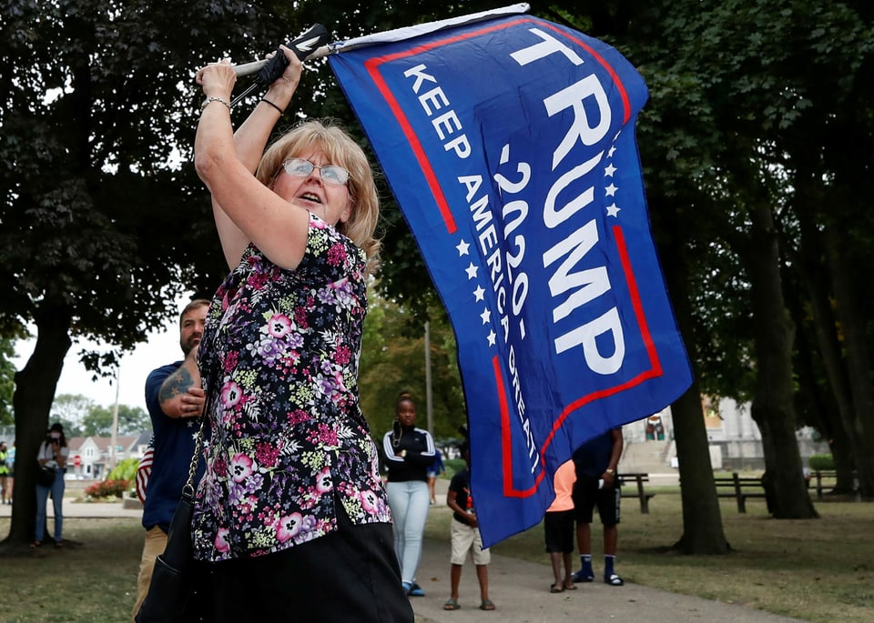 Trump Flagge mit Supporterin