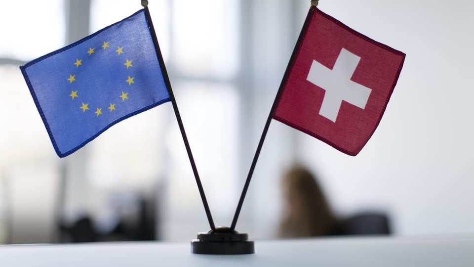 Symbolbild: Tischflaggen der EU und der Schweiz.