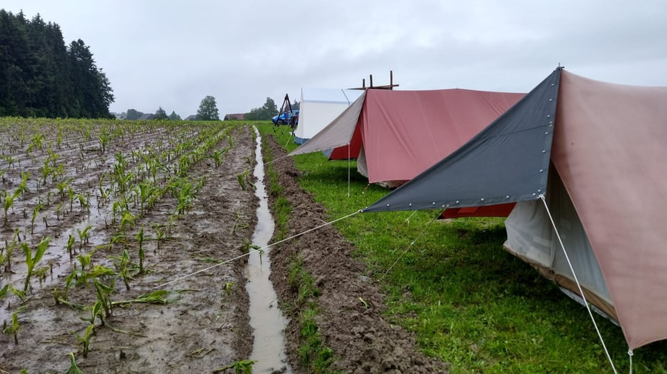 Wassergraben um Zelte