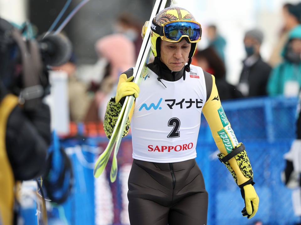 Noriaki Kasai trägt die Ski