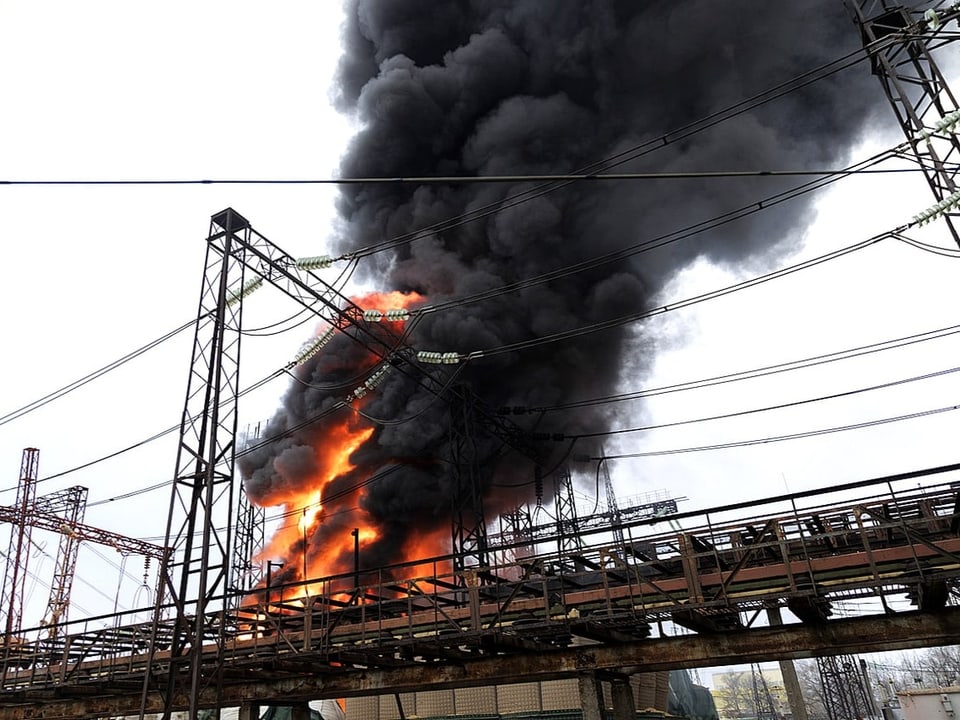 Brennende Stromleitungen im Süden der Ukraine.