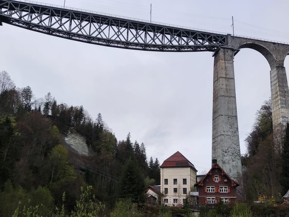 Sitterviadukt in St. Gallen. Hohe Brücke mit Stahlträgern.