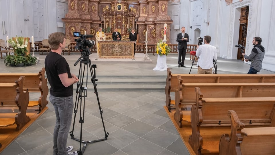 Kameramann filmt Priester